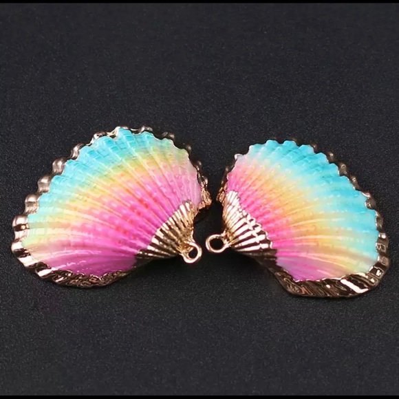 🌸Host Pick🌸 Seashell Pastel Beach Necklace - Picture 1 of 2